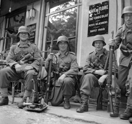 Ein letzter Sommer in Paris: Deutsche Soldaten im Café de Flore, August 1944.