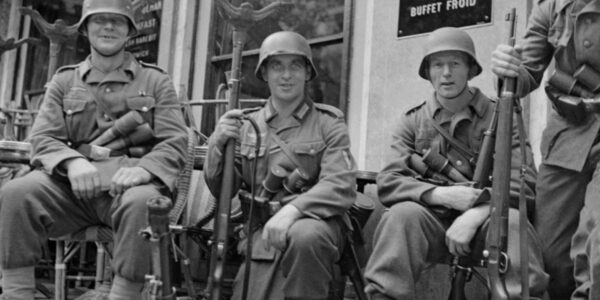 Ein letzter Sommer in Paris: Deutsche Soldaten im Café de Flore, August 1944.