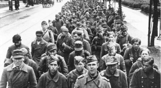Ende der Schlacht um Berlin: Sowjetische Streitkräfte und deutsche Kapitulation, April-Mai 1945