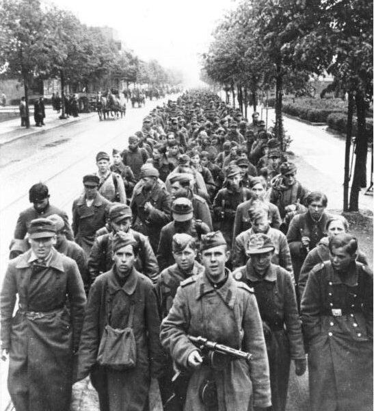 Ende der Schlacht um Berlin: Sowjetische Streitkräfte und deutsche Kapitulation, April-Mai 1945