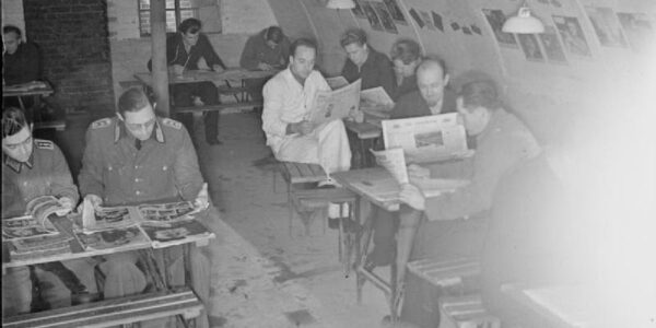 Bilder vom Alltag in einem deutschen Kriegsgefangenenlager in Großbritannien