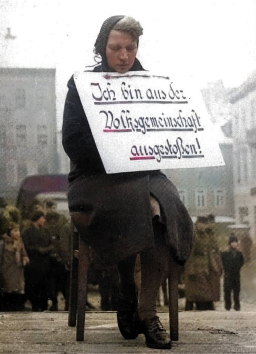 Eine deutsche Frau wird wegen einer Affäre mit einem polnischen Mann öffentlich gedemutigt, 1942