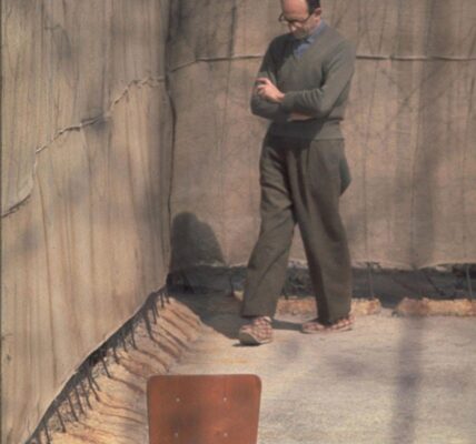 Adolf Eichmann geht im Hof ​​seiner Zelle umher, 1961