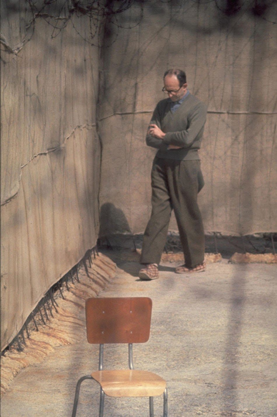 Adolf Eichmann geht im Hof ​​seiner Zelle umher, 1961