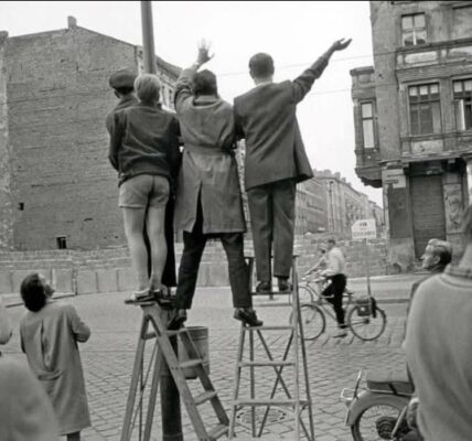 Ein Blick uber die Berliner Mauer – West-Berliner sehen in den Osten, getrennt durch Beton, Stacheldraht und eine geteilte Welt (1961)