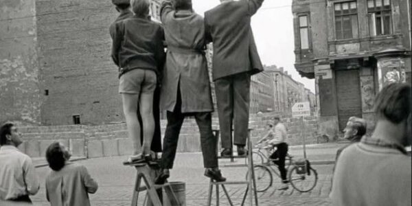 Ein Blick uber die Berliner Mauer – West-Berliner sehen in den Osten, getrennt durch Beton, Stacheldraht und eine geteilte Welt (1961)