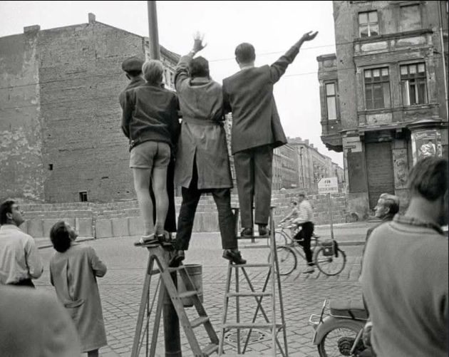 Ein Blick uber die Berliner Mauer – West-Berliner sehen in den Osten, getrennt durch Beton, Stacheldraht und eine geteilte Welt (1961)