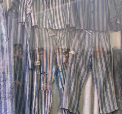 Ein stiller Zeuge der Geschichte – Die Kleidung der Häftlinge in den Konzentrationslagern.