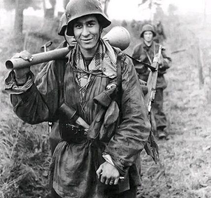 Ein Lächeln im Schatten des Krieges – Ein deutscher Soldat an der Ostfront, 1944.