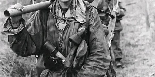 Ein Lächeln im Schatten des Krieges – Ein deutscher Soldat an der Ostfront, 1944.