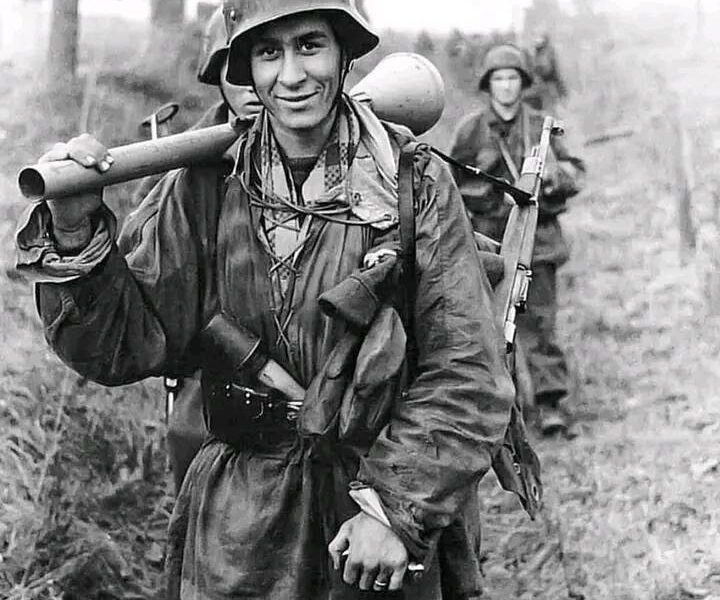 Ein Lächeln im Schatten des Krieges – Ein deutscher Soldat an der Ostfront, 1944.