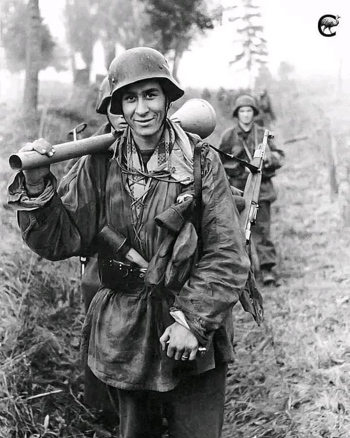 Ein Lächeln im Schatten des Krieges – Ein deutscher Soldat an der Ostfront, 1944.