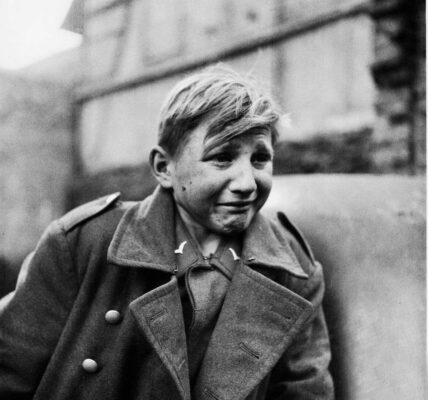 Hans-Georg Henke – Ein 16-jähriger Soldat zwischen Pflicht und Verzweiflung, 1945.