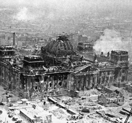 Der Untergang des Reichstags: Symbol fur das Ende des Zweiten Weltkriegs.