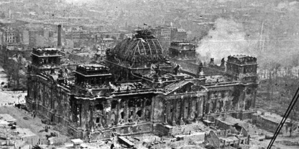 Der Untergang des Reichstags: Symbol fur das Ende des Zweiten Weltkriegs.