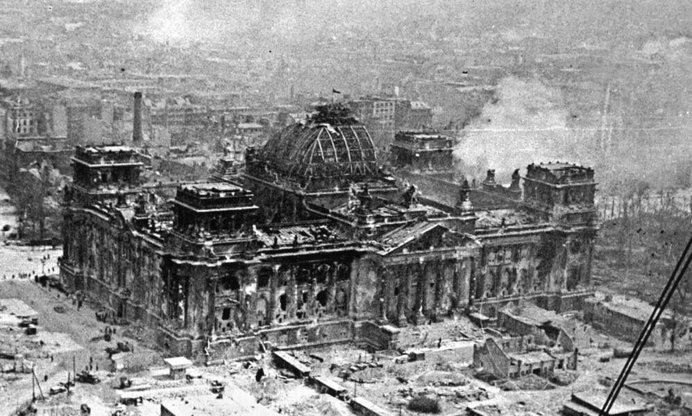 Der Untergang des Reichstags: Symbol fur das Ende des Zweiten Weltkriegs.