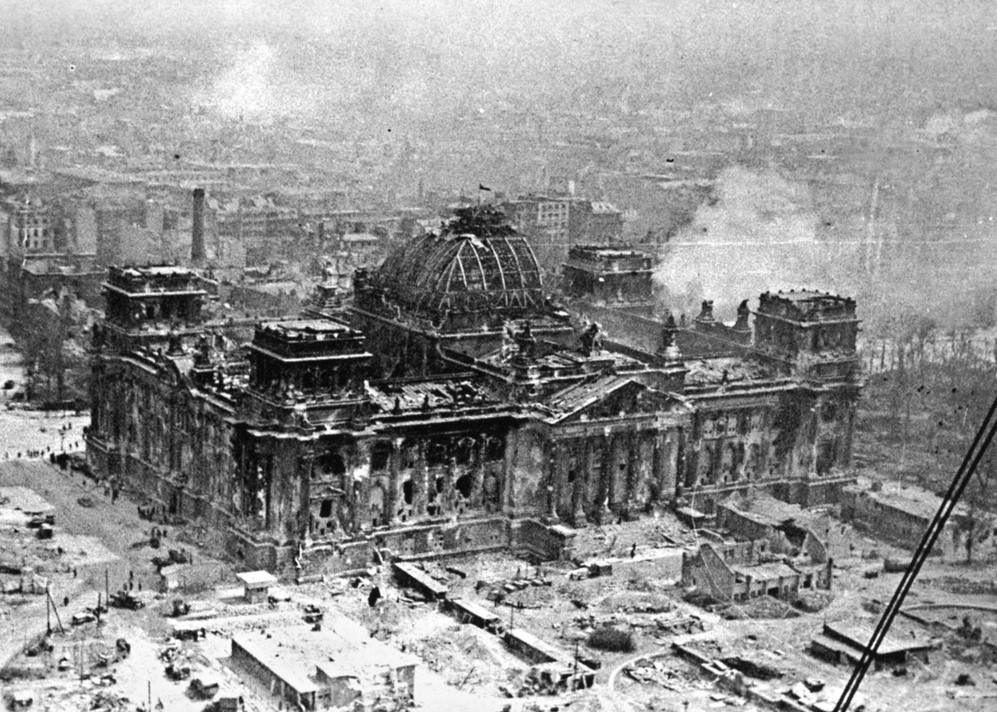 Der Untergang des Reichstags: Symbol fur das Ende des Zweiten Weltkriegs.