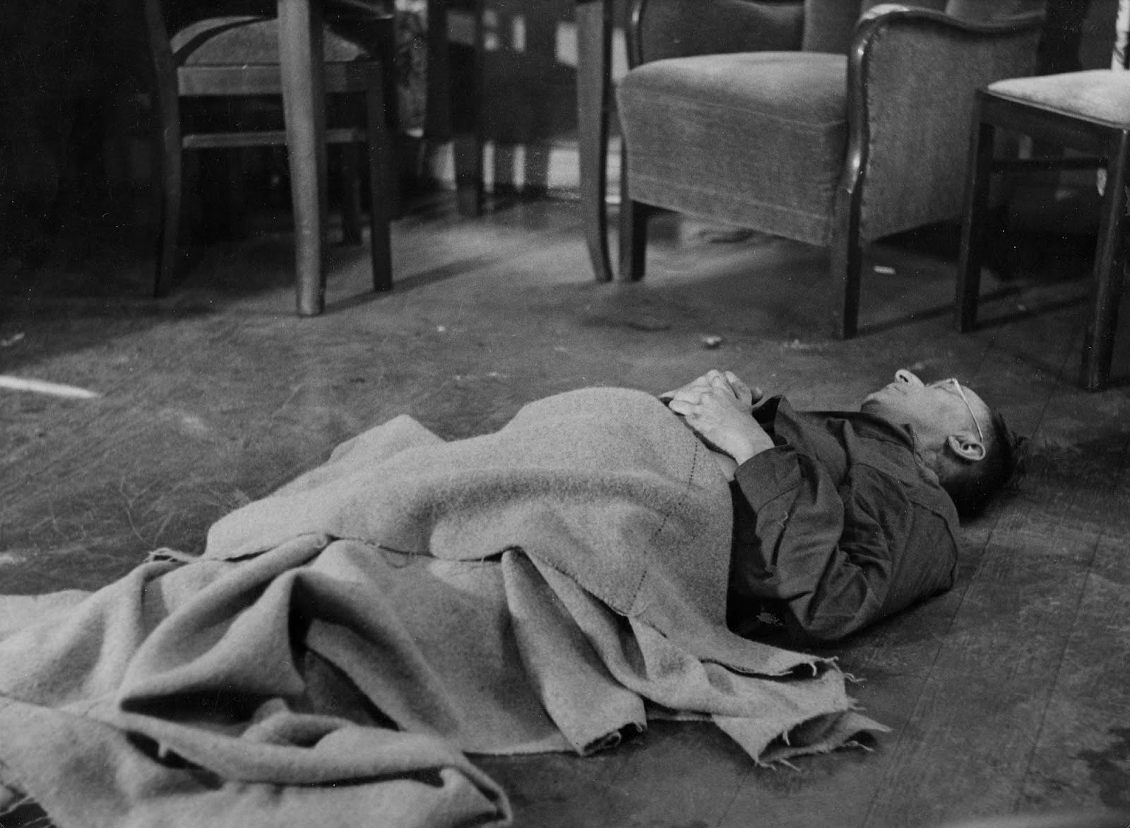 Die Leiche des Reichsfuhrers-$$ Heinrich Himmler nach seinem Selbstmord durch Gift, 1945