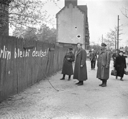 Berliner Straße im Jahr 1945.