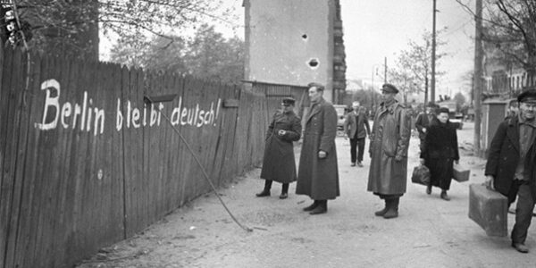 Berliner Straße im Jahr 1945.