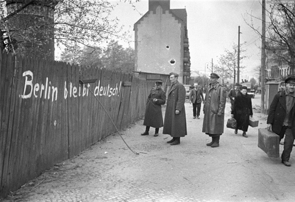 Berliner Straße im Jahr 1945.