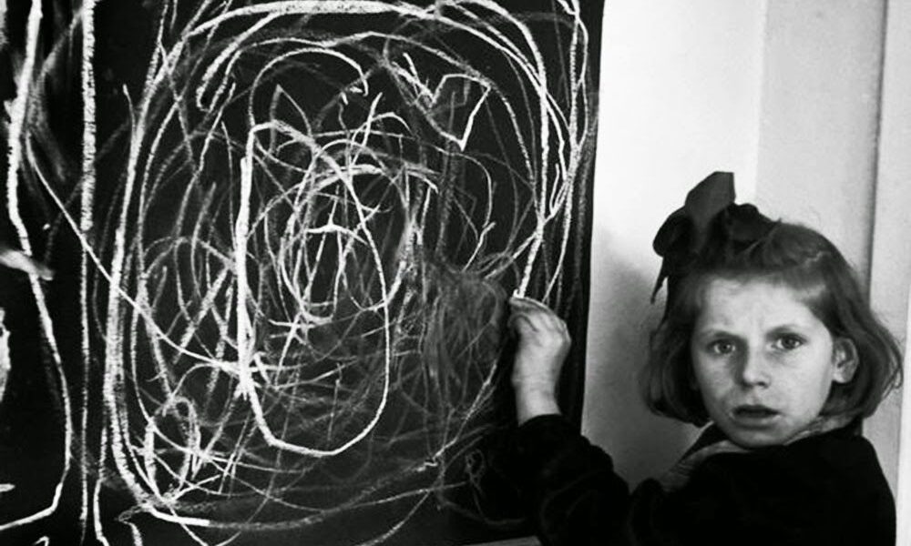 Ein Mädchen, das in einem Kriegsgebiet aufwuchs, malt ein Bild von „Zuhause“, während es in einem Heim fur gestörte Kinder lebt, 1948