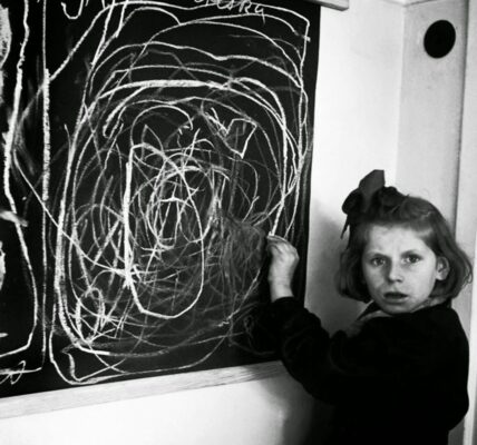 Ein Mädchen, das in einem Kriegsgebiet aufwuchs, malt ein Bild von „Zuhause“, während es in einem Heim fur gestörte Kinder lebt, 1948