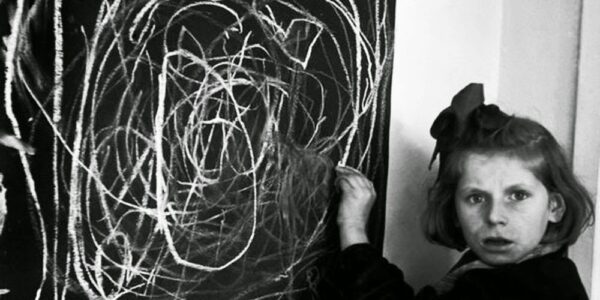 Ein Mädchen, das in einem Kriegsgebiet aufwuchs, malt ein Bild von „Zuhause“, während es in einem Heim fur gestörte Kinder lebt, 1948