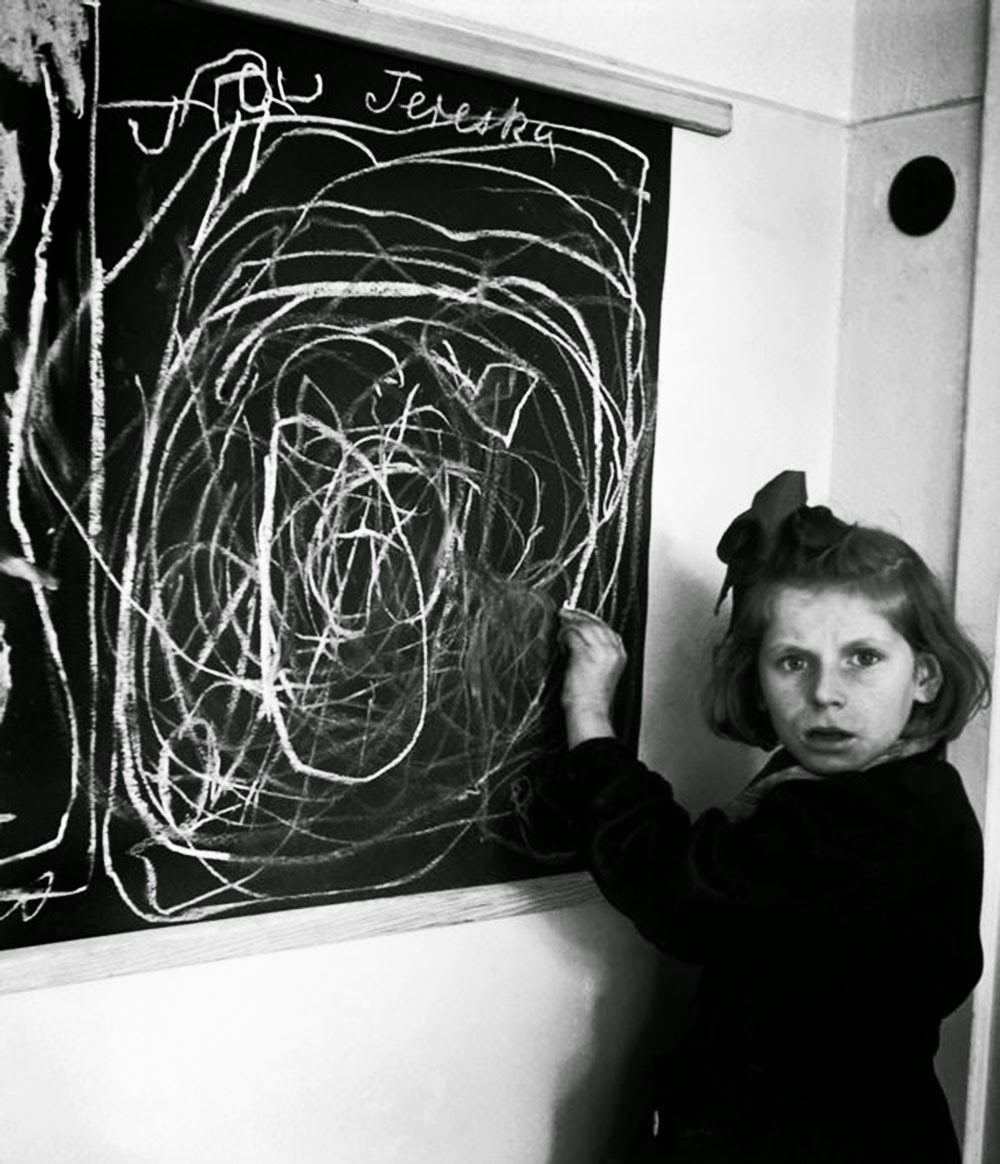 Ein Mädchen, das in einem Kriegsgebiet aufwuchs, malt ein Bild von „Zuhause“, während es in einem Heim fur gestörte Kinder lebt, 1948