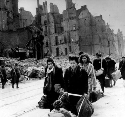 Französische Kriegsgefangene, befreite Frauen in gestreiften Gefängnisuniformen und politische Gefangene aller Nationalitäten kehren auf der West-Berliner Straße nach Hause zuruck