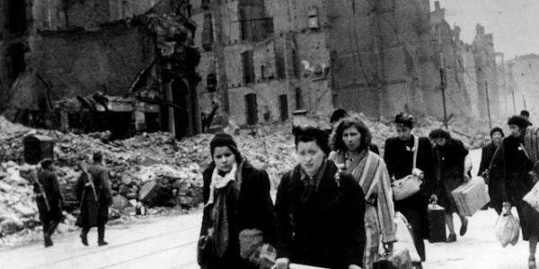 Französische Kriegsgefangene, befreite Frauen in gestreiften Gefängnisuniformen und politische Gefangene aller Nationalitäten kehren auf der West-Berliner Straße nach Hause zuruck
