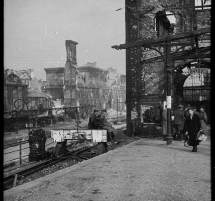 Schwarze Märkte und die Ruinen Berlins. Langer Weg zuruck nach Amerika