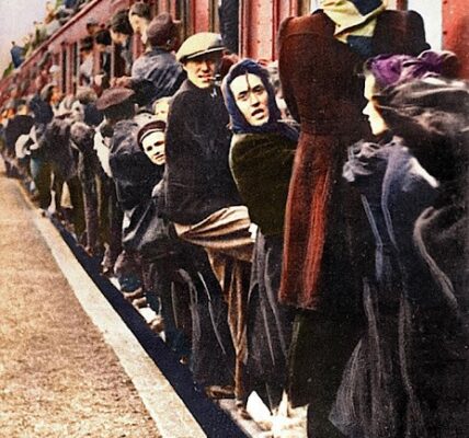 13 faszinierende kolorierte Fotos von Fluchtlingen während des Zweiten Weltkriegs