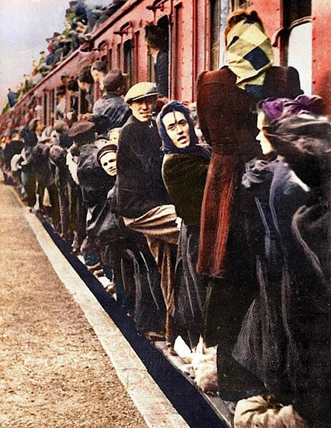 13 faszinierende kolorierte Fotos von Fluchtlingen während des Zweiten Weltkriegs