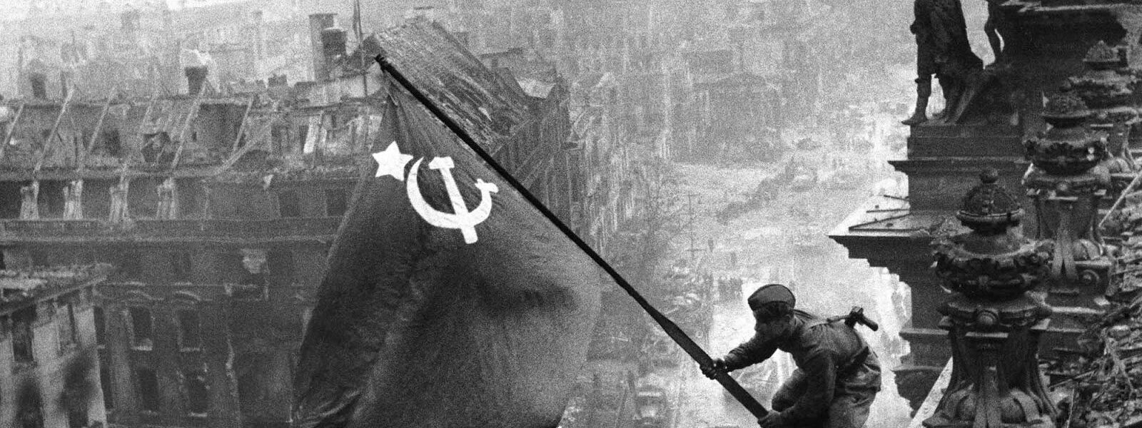 Die Geschichte hinter dem ikonischen Foto „Hissung einer Flagge uber dem Reichstag“ im Jahr 1945