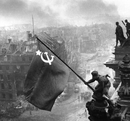 Die Geschichte hinter dem ikonischen Foto „Hissung einer Flagge uber dem Reichstag“ im Jahr 1945