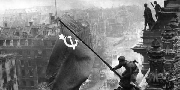 Die Geschichte hinter dem ikonischen Foto „Hissung einer Flagge uber dem Reichstag“ im Jahr 1945