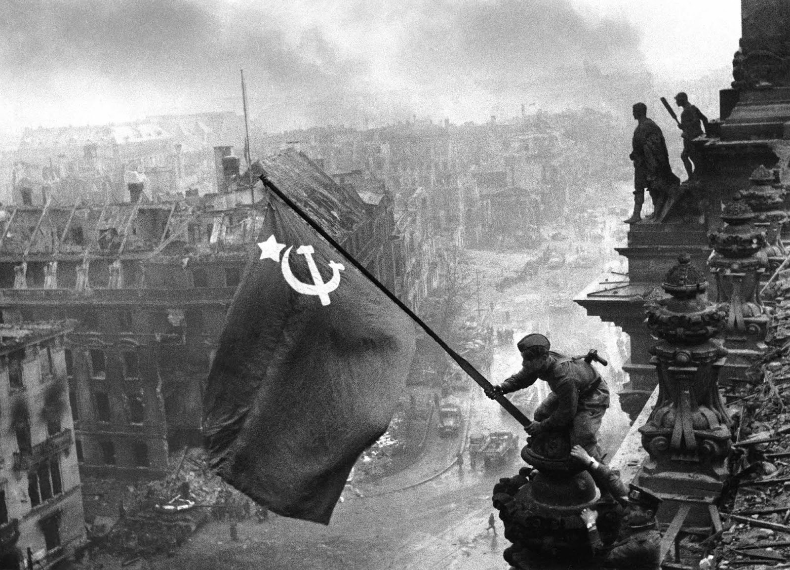 Die Geschichte hinter dem ikonischen Foto „Hissung einer Flagge uber dem Reichstag“ im Jahr 1945
