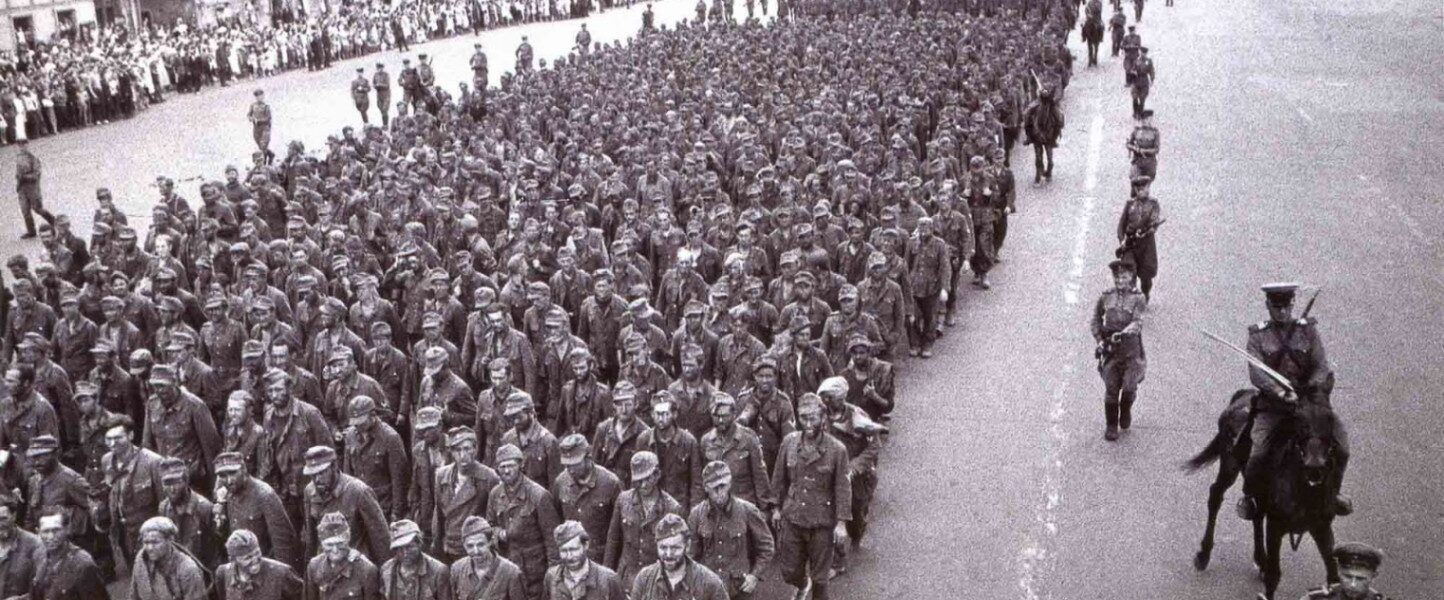 Parade deutscher Kriegsgefangener in den Straßen Moskaus, 1944