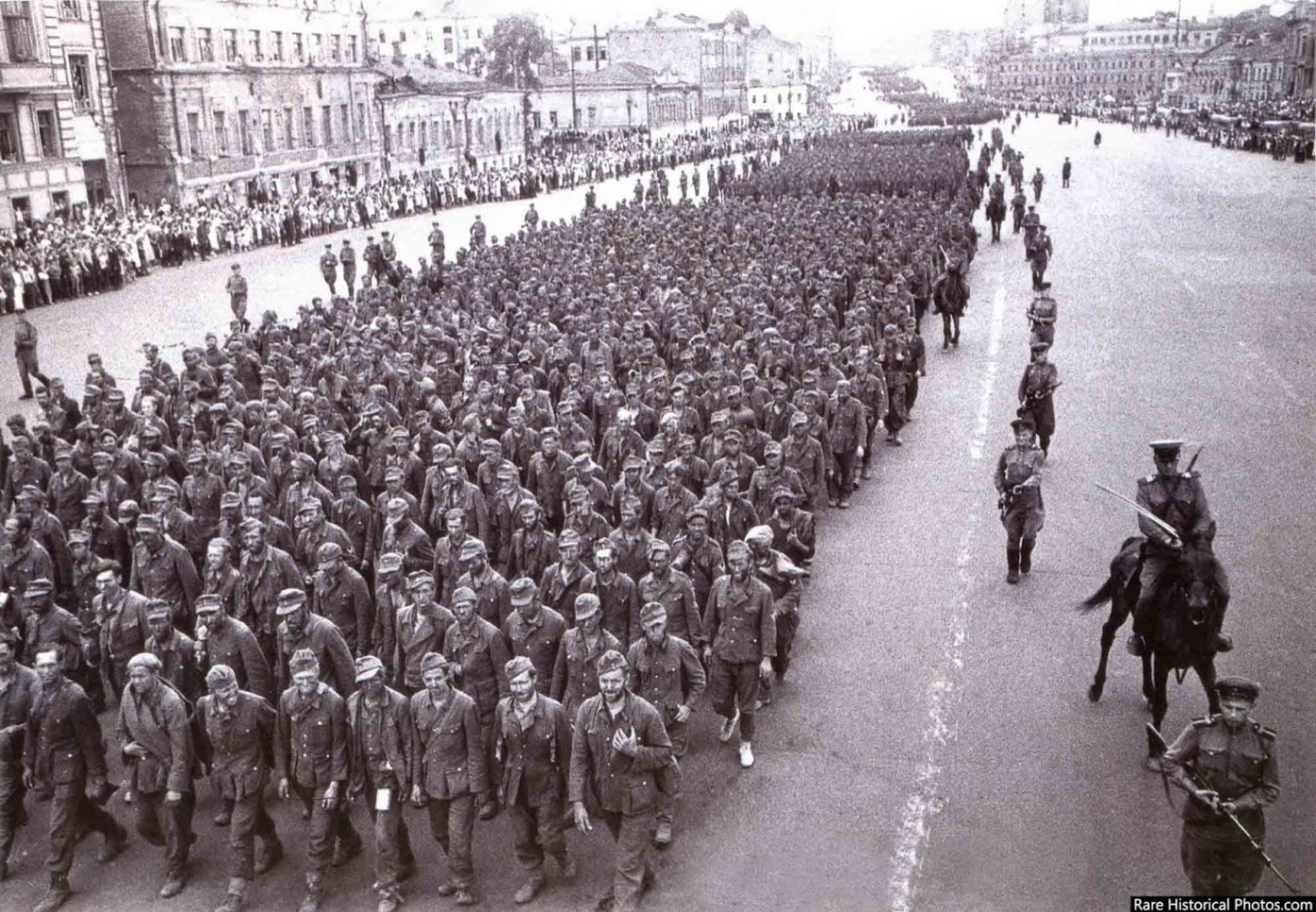 Parade deutscher Kriegsgefangener in den Straßen Moskaus, 1944
