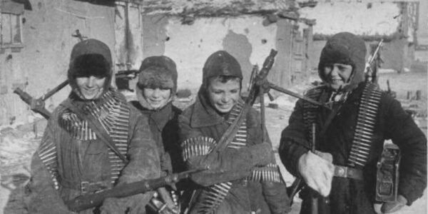 Eroberte Schätze: Sowjetische Jungen spielen mit erbeuteten deutschen Gegenständen – Ein Blick auf die Nachkriegszeit .