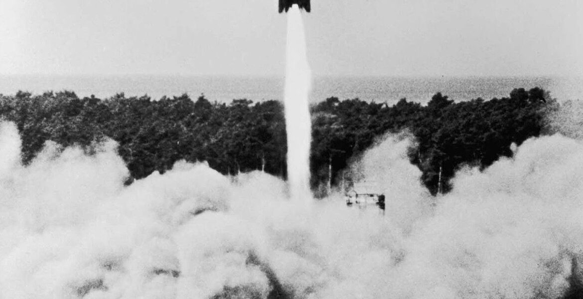 Die V-2 Rakete: Ein Blick auf den historischen Start aus Peenemunde.