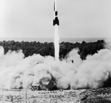 Die V-2 Rakete: Ein Blick auf den historischen Start aus Peenemunde.