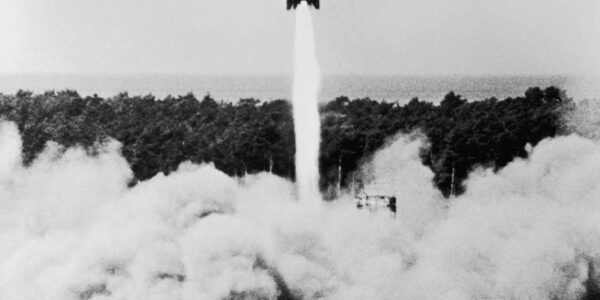 Die V-2 Rakete: Ein Blick auf den historischen Start aus Peenemunde.