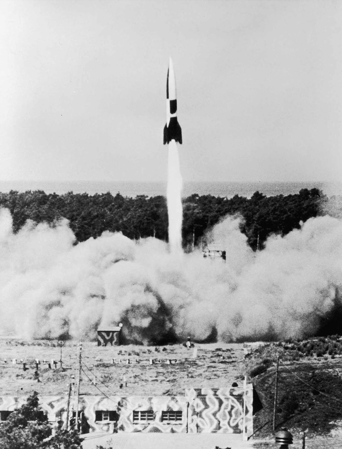 Die V-2 Rakete: Ein Blick auf den historischen Start aus Peenemunde.