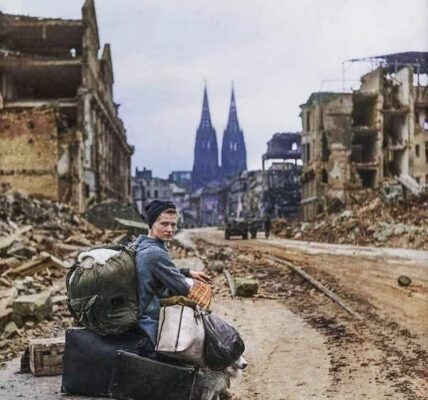Der Kölner Dom ragt hoch uber den Ruinen der Stadt nach den Bombenangriffen der Alliierten im Jahr 1944 empor.