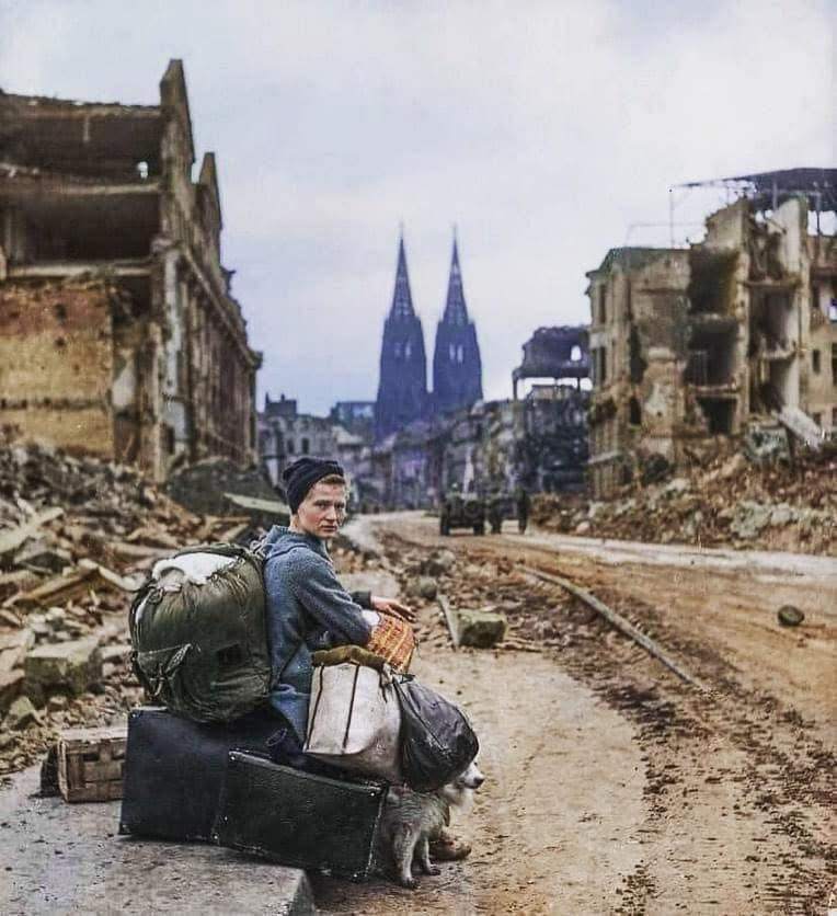 Der Kölner Dom ragt hoch uber den Ruinen der Stadt nach den Bombenangriffen der Alliierten im Jahr 1944 empor.