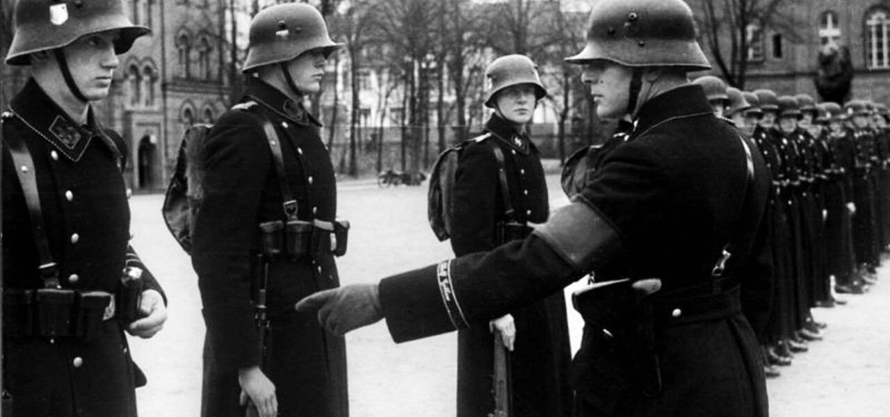 Hitlers persönliche Leibwächter bei einer Inspektionsubung in Berlin, 1938