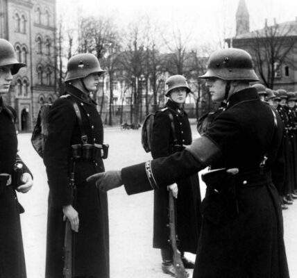 Hitlers persönliche Leibwächter bei einer Inspektionsubung in Berlin, 1938
