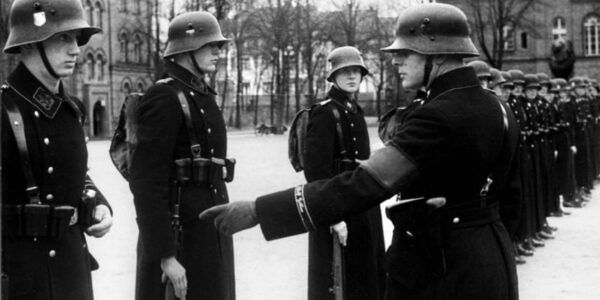 Hitlers persönliche Leibwächter bei einer Inspektionsubung in Berlin, 1938